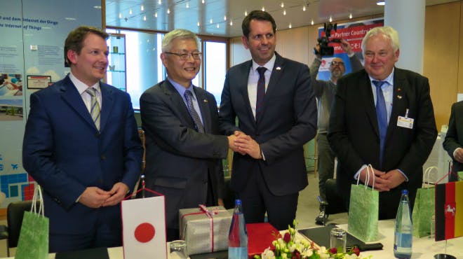 Nedo-Vorstand Furukawa und Minister Lies nach der MoU Unterzeichnung